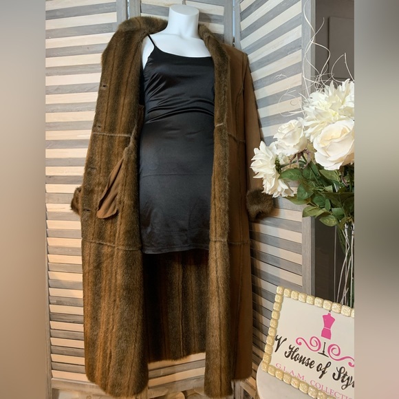 Beautiful Full length Plush/Faux Fur Coat. Sleeves can unfold. Great Condition! - Picture 3 of 3